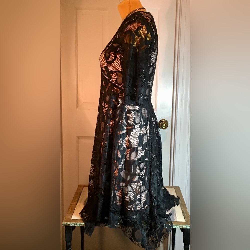 TAYLOR Black Lace Vneck short sleeve Fit and flare midi dress Pink lining SIze 6 - Picture 6 of 14